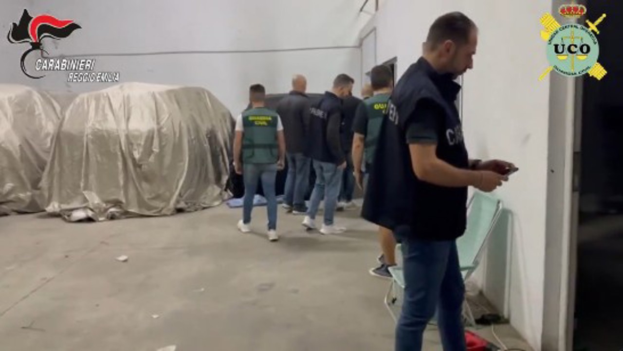 Un grup de persoane, printre care moldoveni, furau mașini din Europa și le vindeau în Dubai