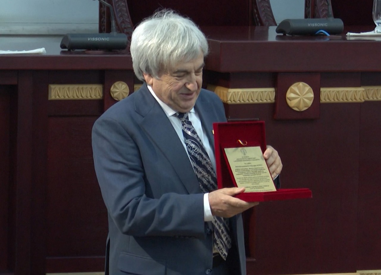 Parcursul academic și artistic al lui Gheorghe Mustea, onorat la AȘM. Maestrul, decorat cu placheta „Excelența în cercetare” 