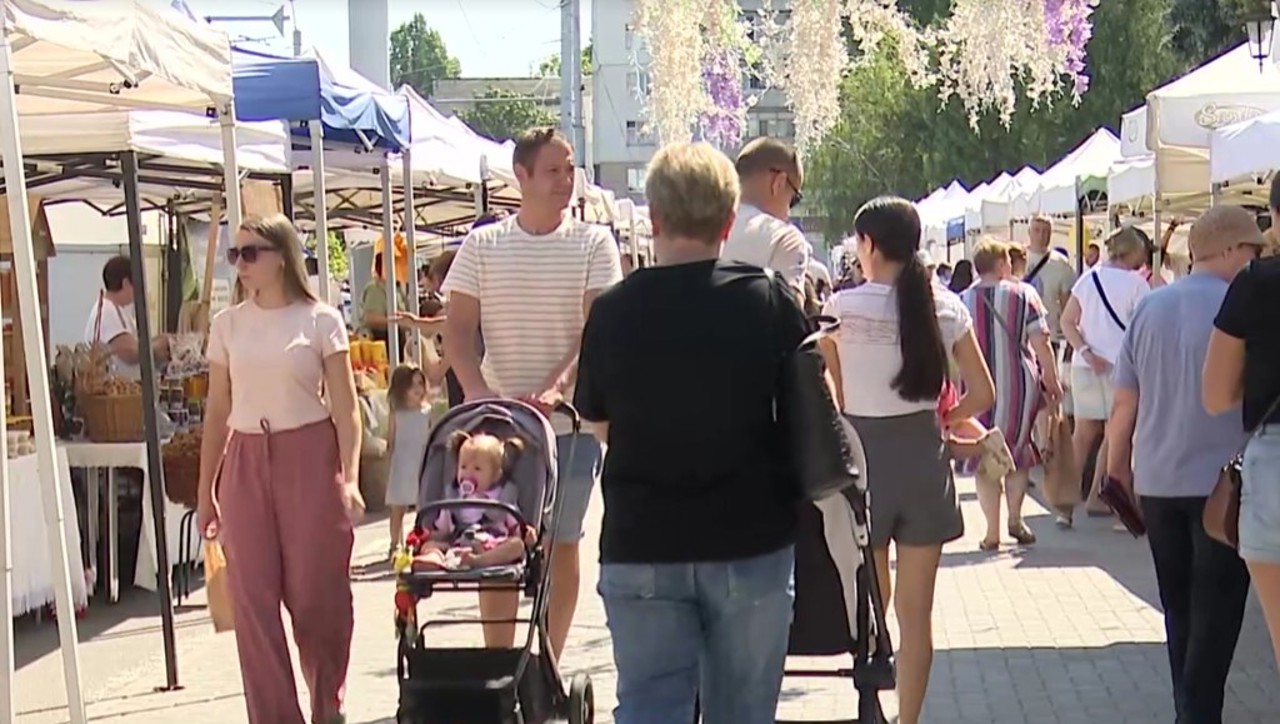Miere, cașcavaluri și pomușoare: Parcul Alunelul a găzduit un nou târg al gusturilor autohtone