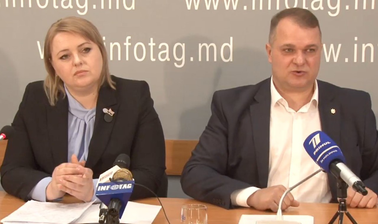 Alexandr Nesterovschi and Irina Lozovan, who left the Party of Socialists, collect signatures for the creation of a new party