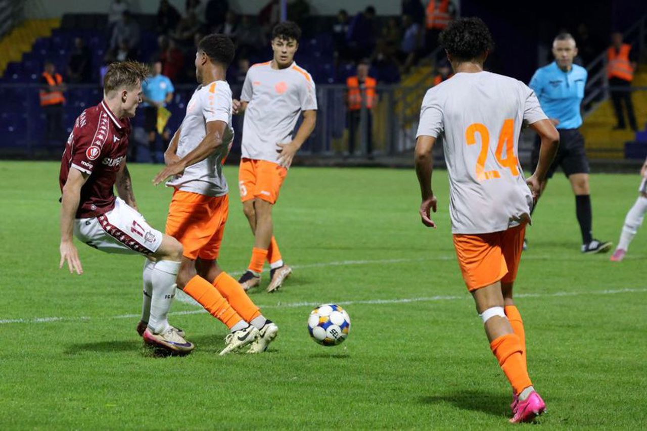 Rapid București a câștigat la Clinceni și s-a apropiat de liderul clasamentului Superligii românești de fotbal 