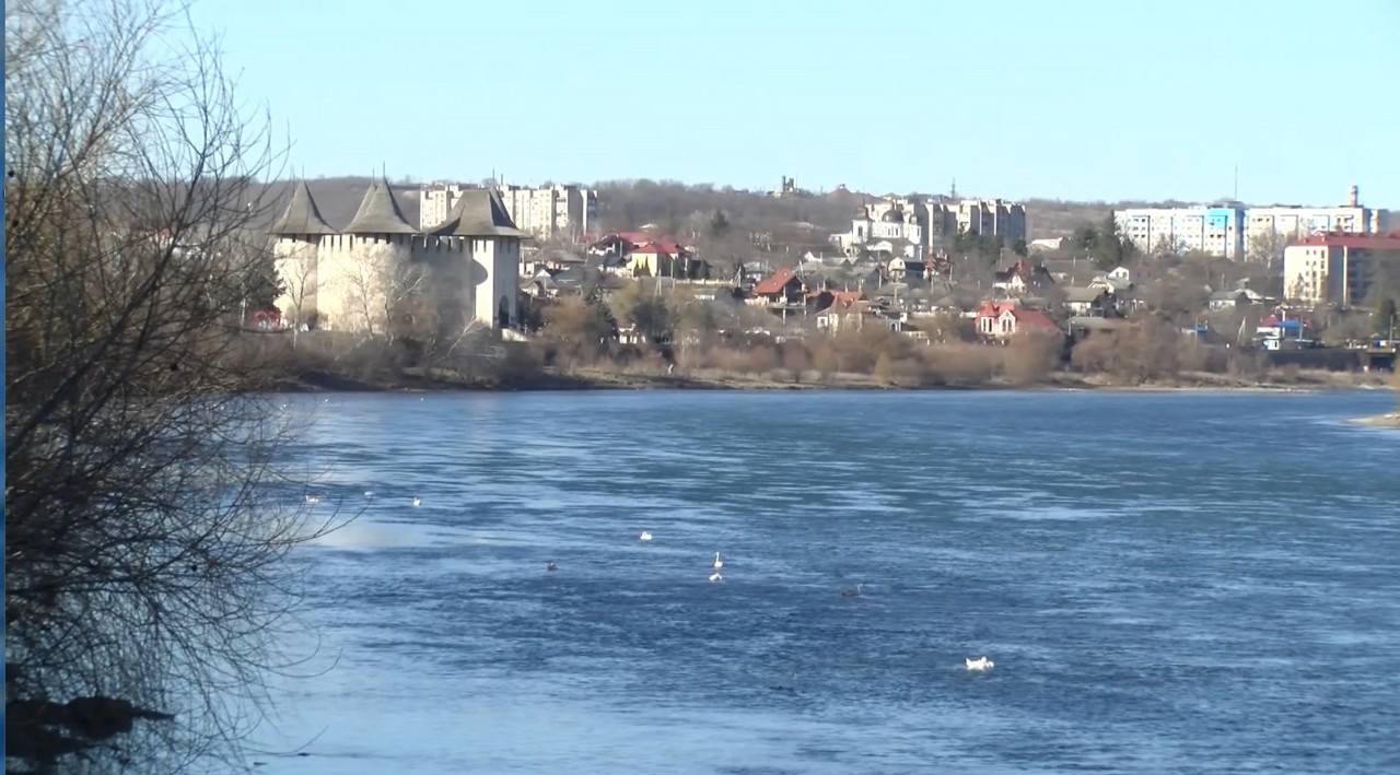 Autoritățile de la Chișinău cer explicații Ucrainei privind scurgerea de petrol în Nistru 