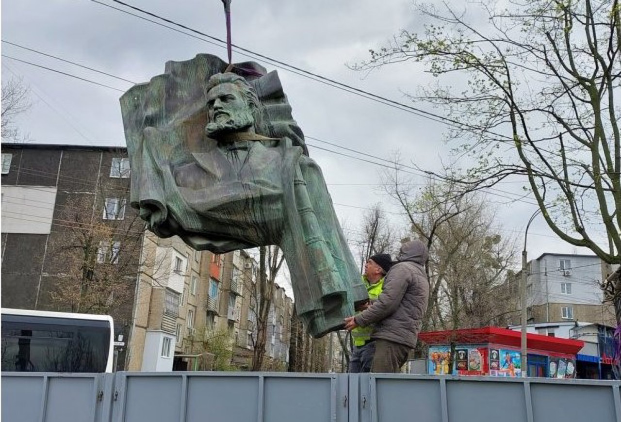 În capitală este renovat monumentul lui Hristo Botev
