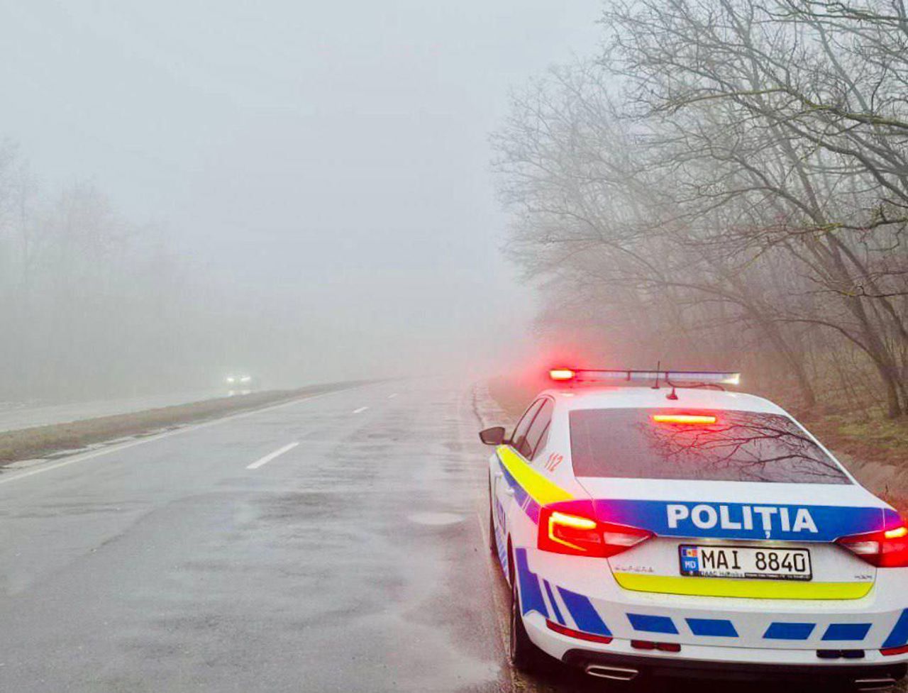 Drumuri alunecoase, vizibilitate redusă și risc sporit de accidente. Recomandările autorităților