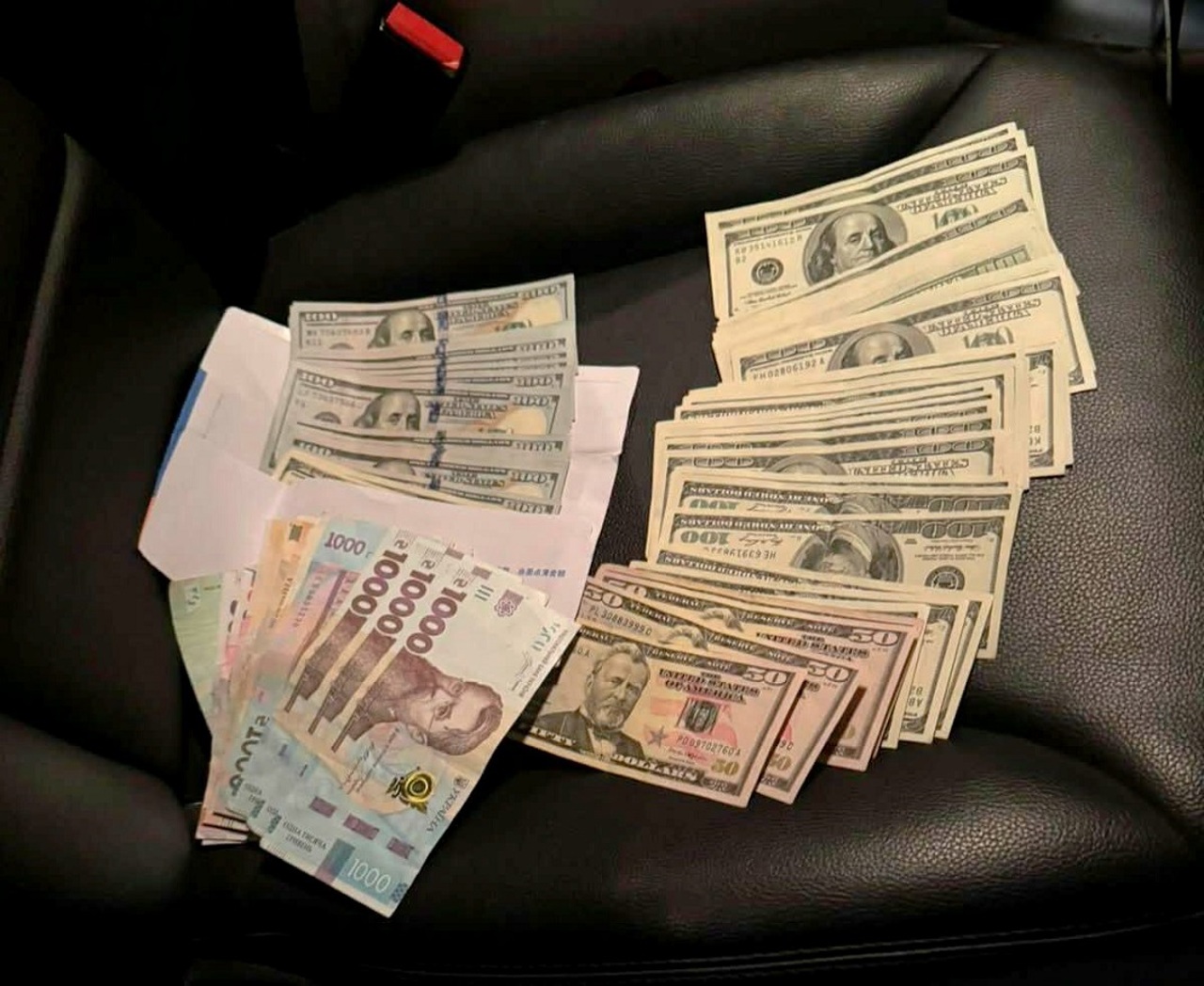 Mită la trecerea frontierei: un străin a fost reținut pe Aeroportul Internațional Chișinău