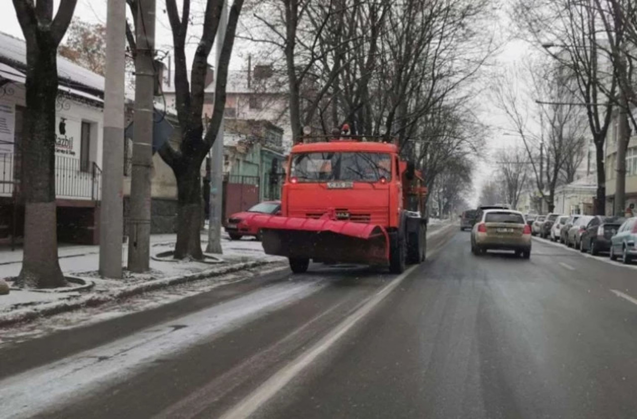Около 300 тонн противоскользящего материала распределенного минувшей ночью по трассам страны