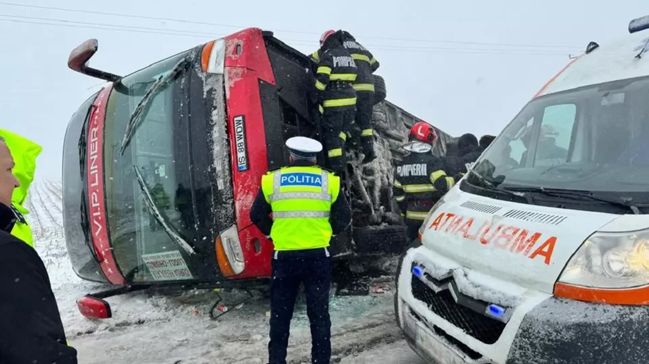 Accident grav în județul Vaslui: 15 răniți în urma răsturnării unui autocar pe ruta Lugoj - Chișinău