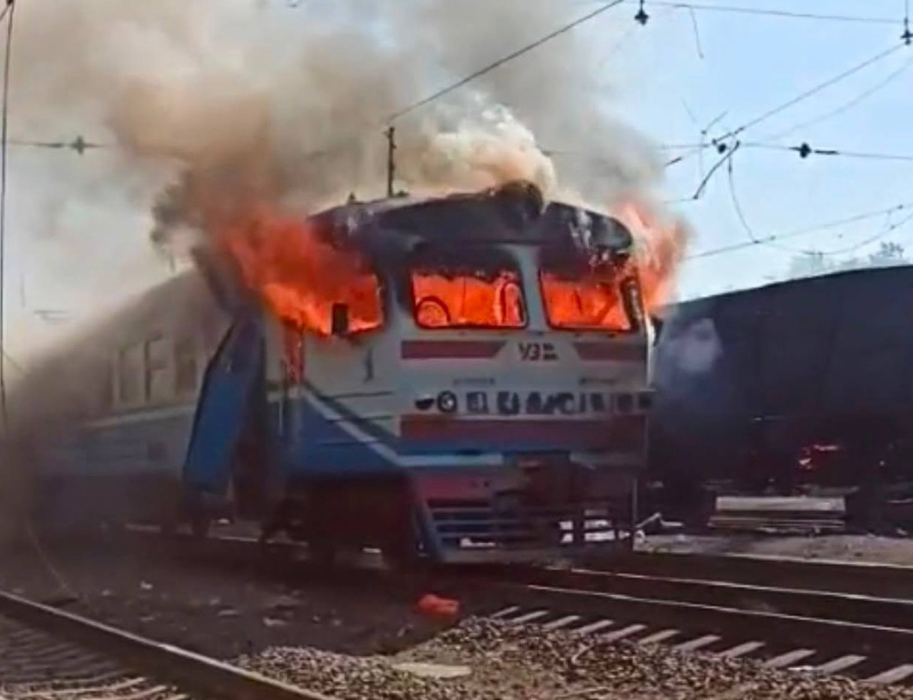 Atac cu dronă asupra unui tren electric în regiunea Harkov: Două femei au murit, iar cinci persoane au fost rănite