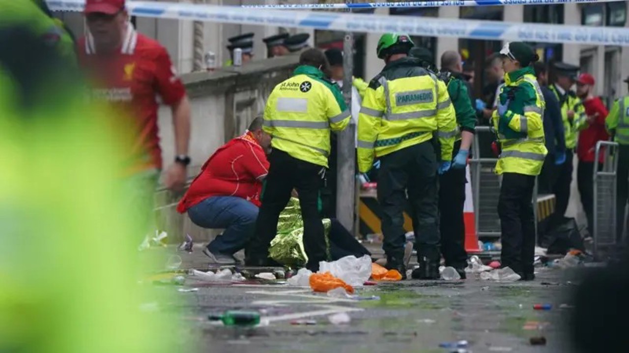 27 de răniți, inclusiv patru copii, după ce o mașină a intrat în mulțime la parada FC Liverpool. Poliția exclude ipoteza unui atentat