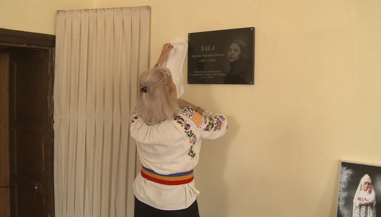 O placă comemorativă în cinstea artistei Anastasia Dicescu, dezvelită la Chișinău 