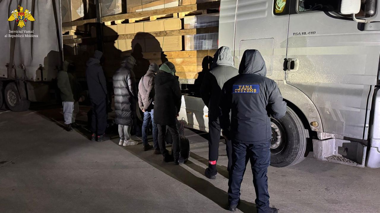 Tentativă de intrare ilegală în R. Moldova: șase persoane găsite într-un camion, printre paleți