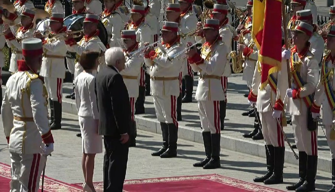 Italian President Sergio Mattarella welcomed with military honors at the Presidency