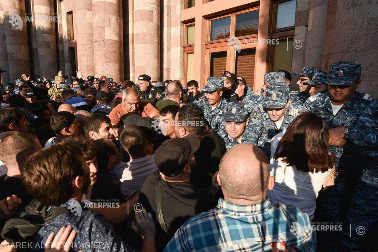 Протесты в Ереване. Толпа потребовала отставки премьер-министра Пашиняна после насилия в Нагорном Карабахе