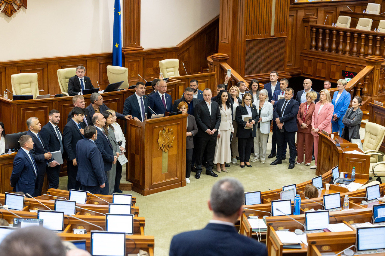 Opoziția boicotează ședința Parlamentului după ce Alexandru Verșinin a fost lipsit de cuvânt. Grosu: „Nu vor fi tolerate injuriile”