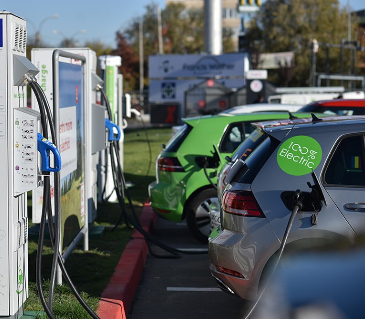 Proprietarii mașinilor electrice, obligați să plătească, din 2026, pentru folosirea drumurilor 