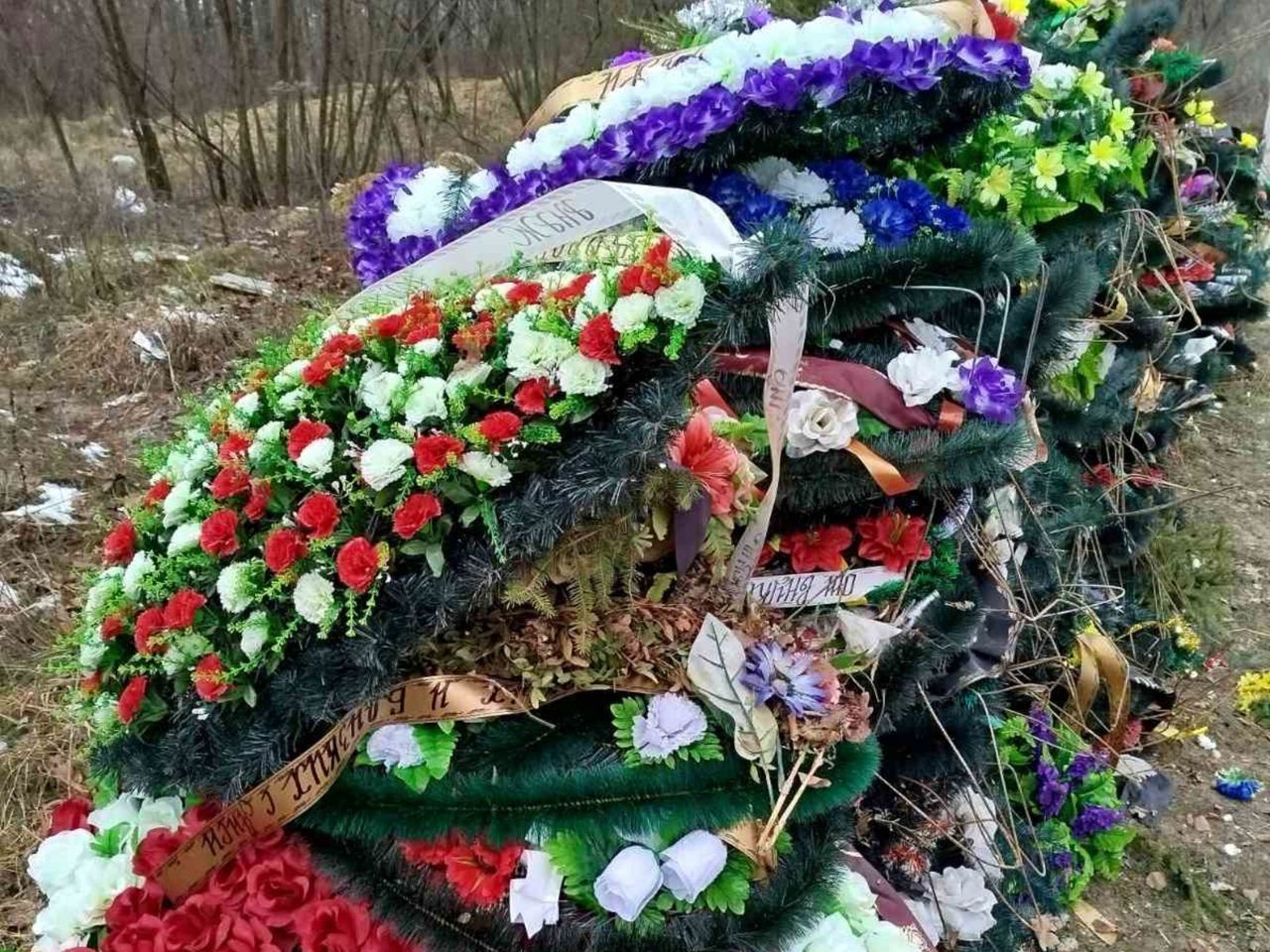 Cimitirele din R. Moldova, invadate de plastic după sărbătorile pascale. Cetățenii, îndemnați să aleagă alternative ecologice