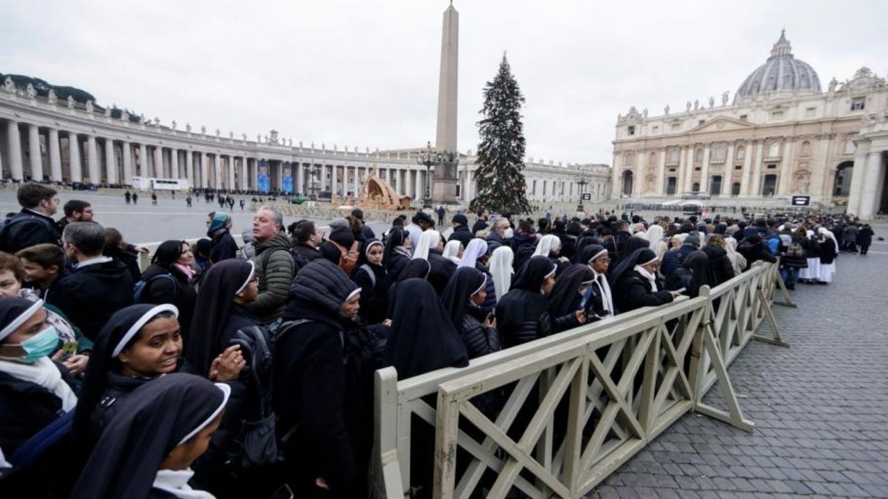 Тысячи верующих прибыли в Ватикан, чтобы отдать последние почести бывшему Папе Римскому Бенедикту XVI