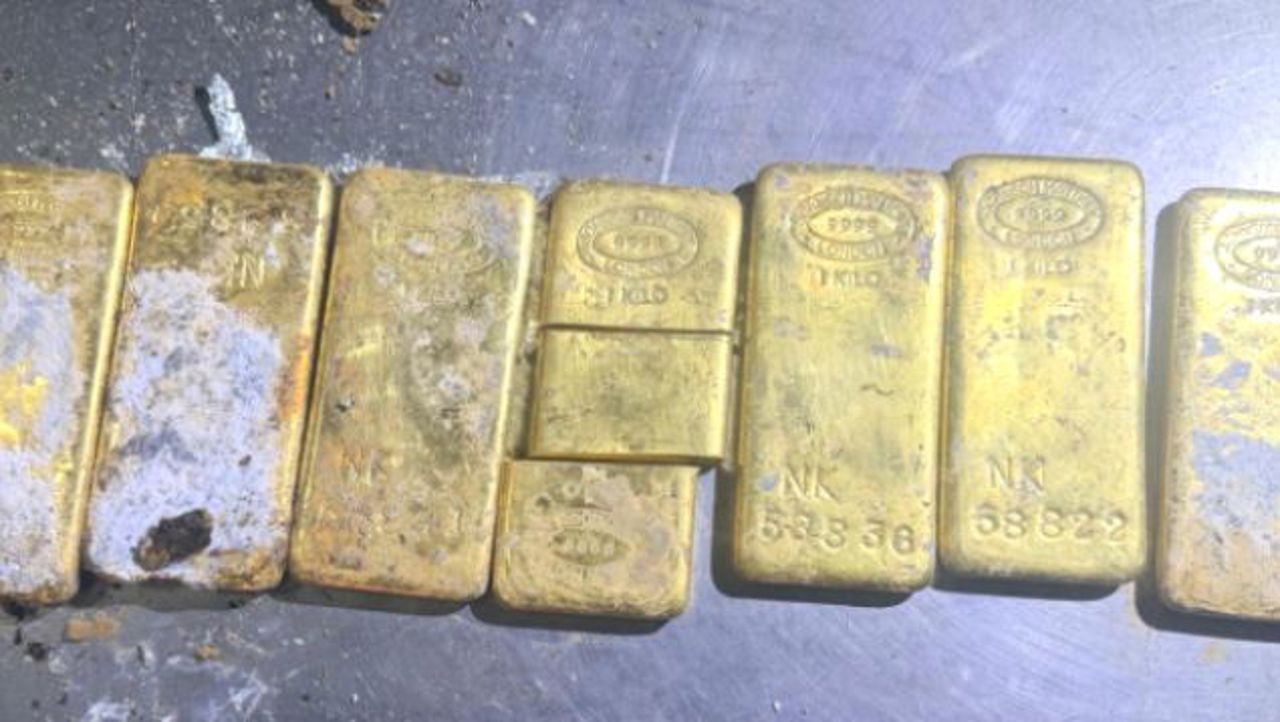 Lingouri ascunse într-o ladă cu piese auto: Percheziții și rețineri într-o schemă de contrabandă cu aur