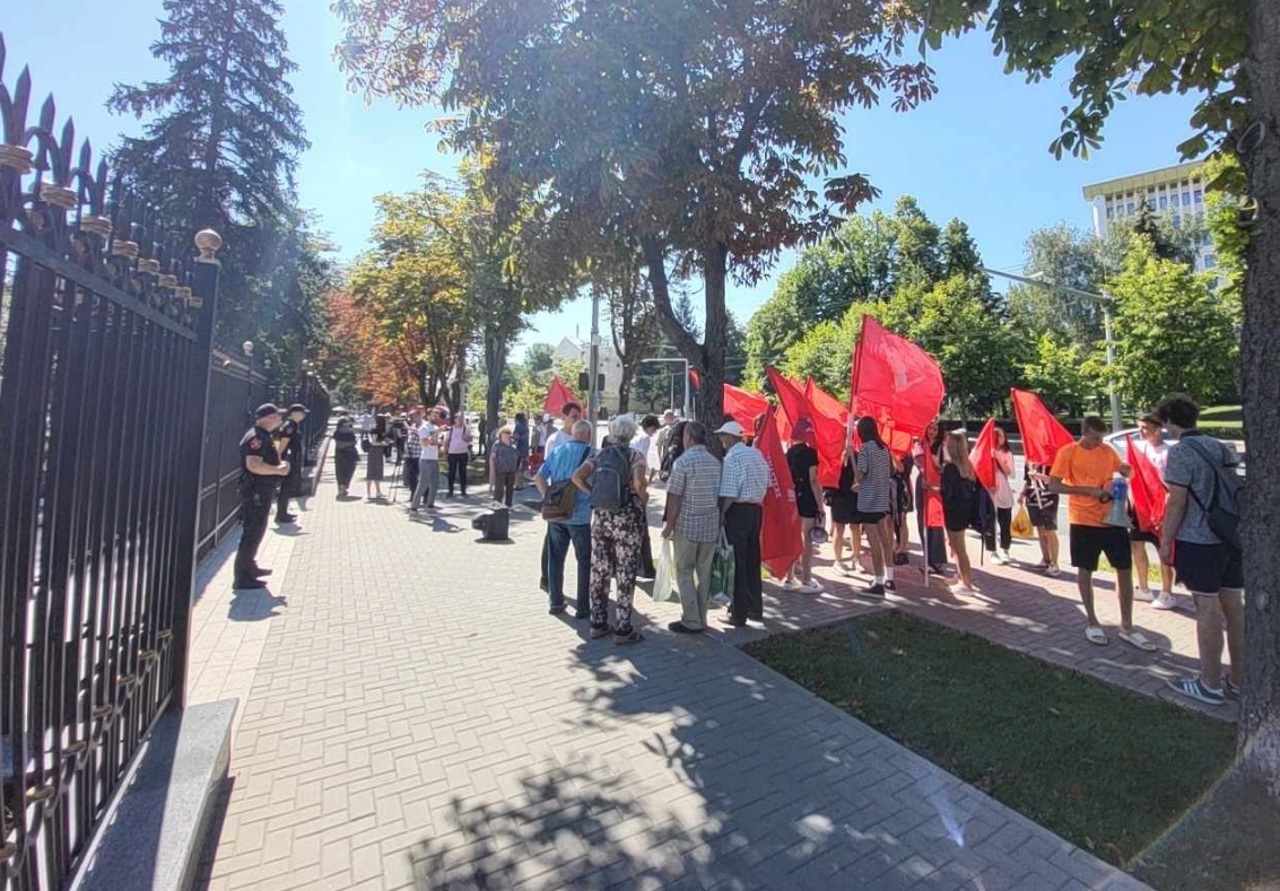 Partidul „Renaștere” a organizat un protest prin care acuză guvernarea de instituirea cenzurii. Reacția PAS