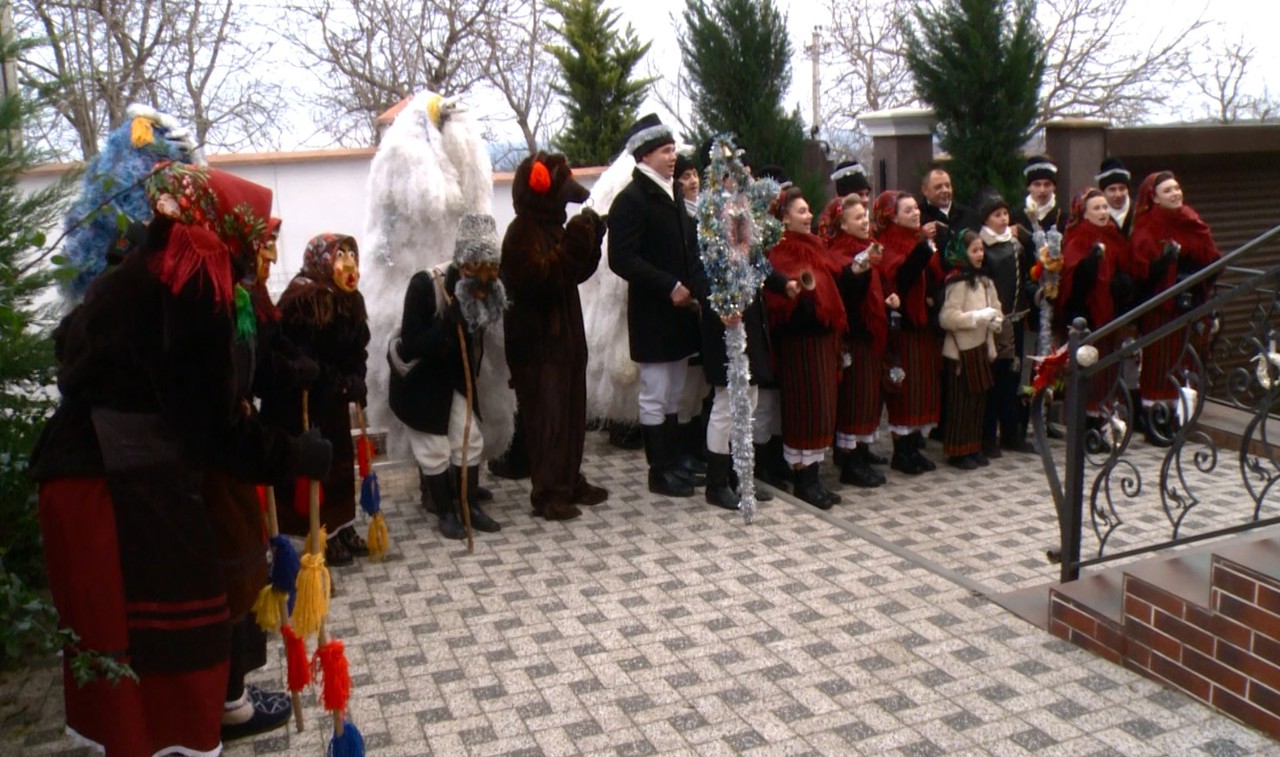 În ziua de Crăciun, cetele de colindători vestesc Nașterea Domnului