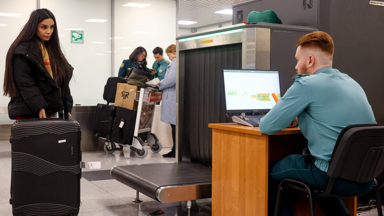 Restricții pentru cetățenii ruși: Moscova limitează circulația rublelor și a aurului 