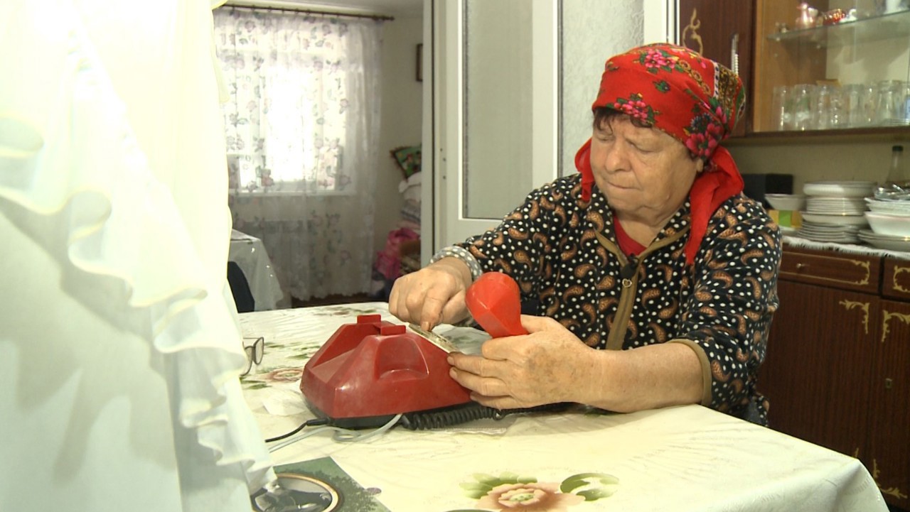 Telefonul fix, tot mai puțin solicitat: Folosit mai mult pentru urgențe 