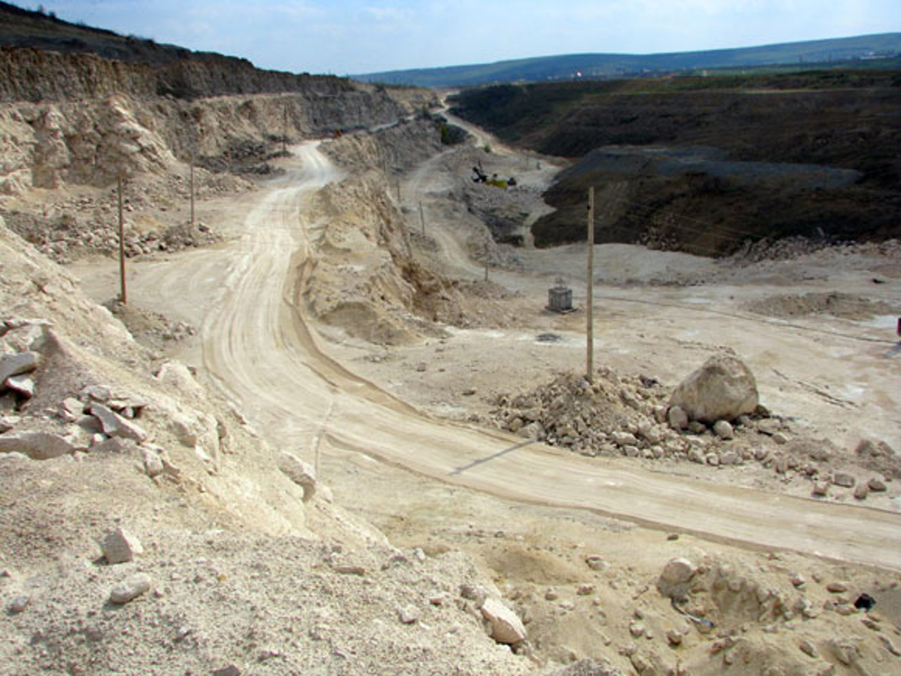 Doi copii au ajuns în stare gravă la spital, după ce au căzut într-o prăpastie de pe teritoriul carierei de piatră din Micăuți 