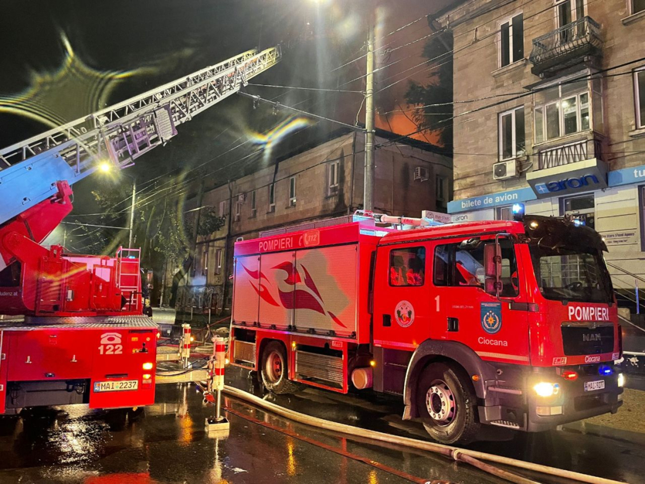 Incendiu într-un bloc din capitală, după ce în curtea blocului au fost lansate focuri de artificii 