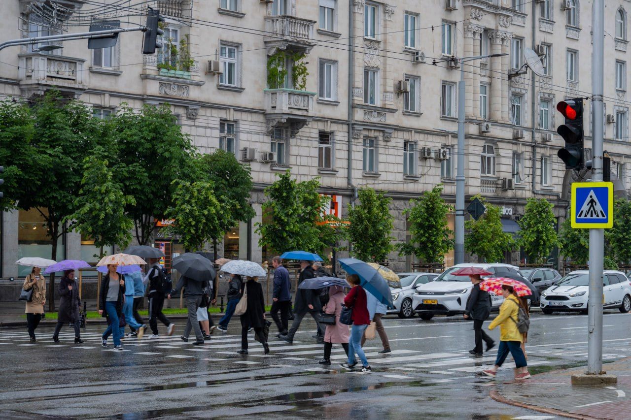 Arbori doborâți, drumuri blocate și mașini avariate după ploaia din ultima zi