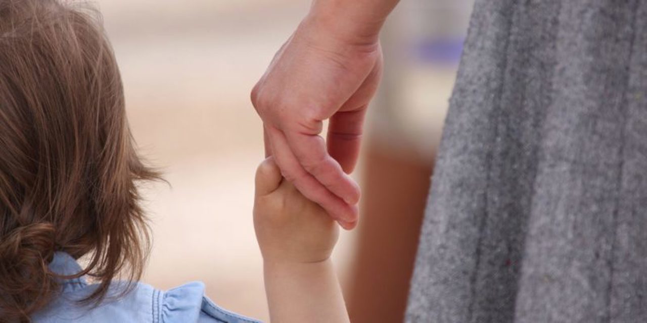 Copiii de peste 7 ani și cei cu dizabilități, mai greu de adoptat: Familiile preferă copii mici și sănătoși