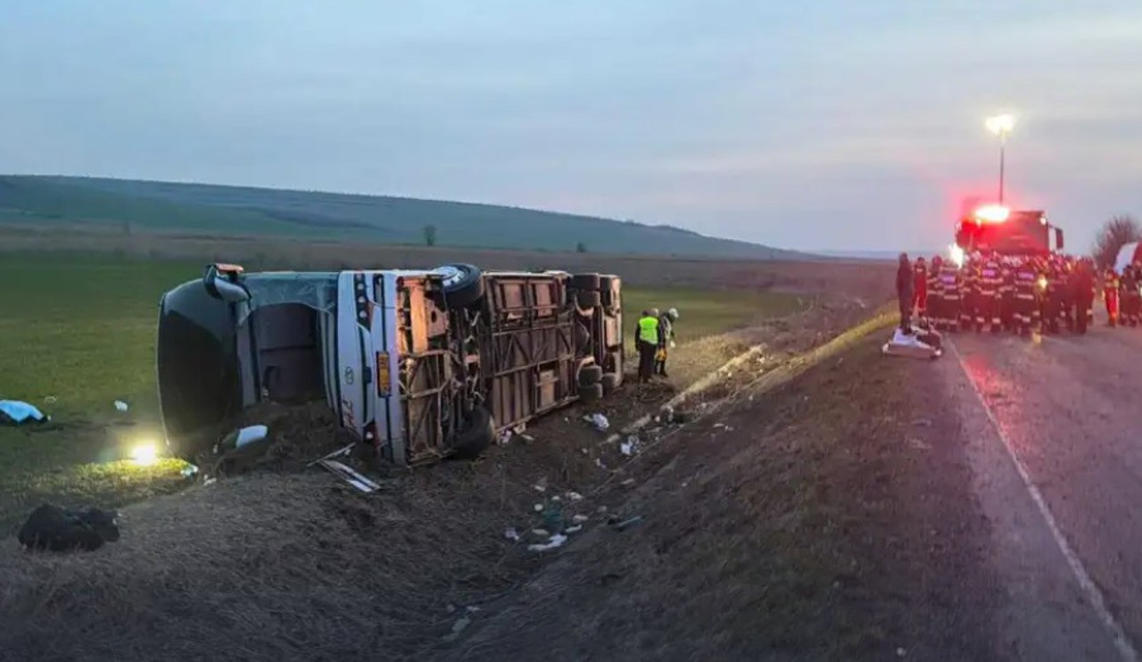 Autocar din R. Moldova, cu 44 de pasageri, s-a răsturnat în România: O persoană a decedat, alte 15 rănite 