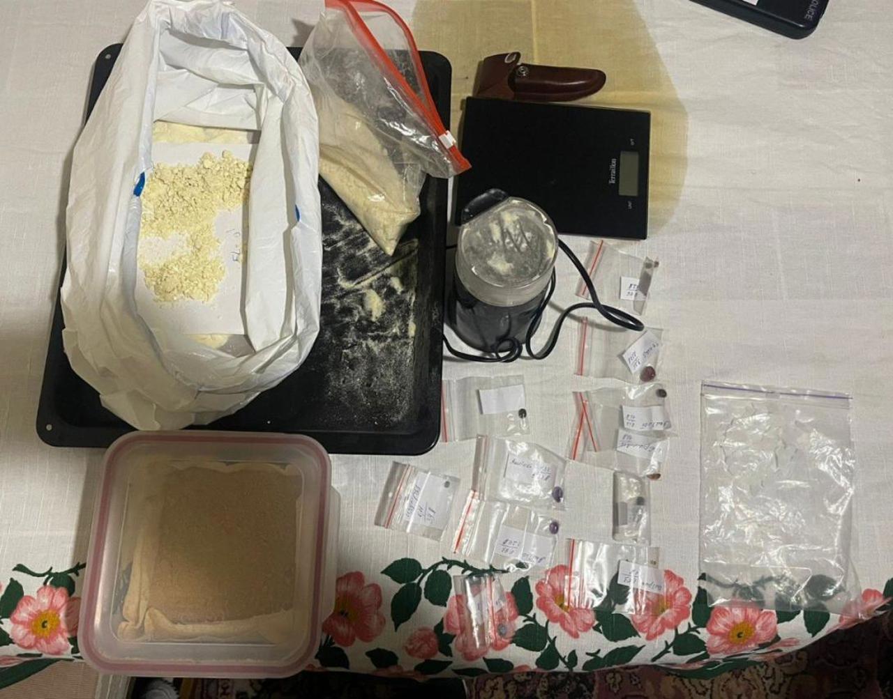 Trafic de droguri la Anenii Noi: polițiștii au confiscat marijuana și amfetamină în valoare de 450.000 de lei