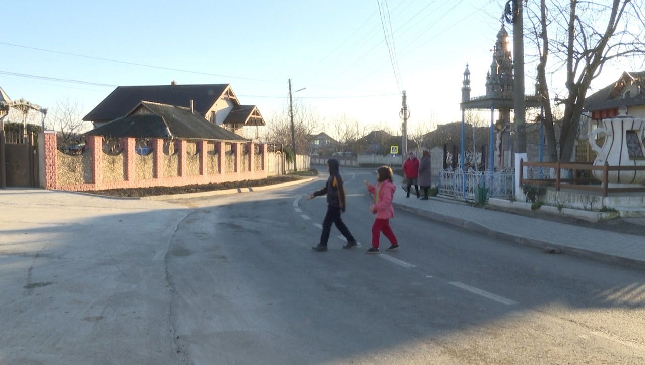 Condiții mai bune pentru locuitorii din Roșcani: drumul central a fost reabilitat  