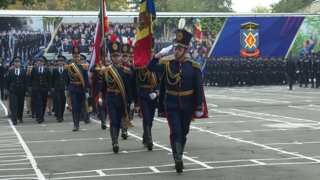„Primul an în cazarmă le dezvoltă disciplina și relațiile de lungă durată”: Peste 145 de tineri au depus jurământul la Academia „Ștefan cel Mare”