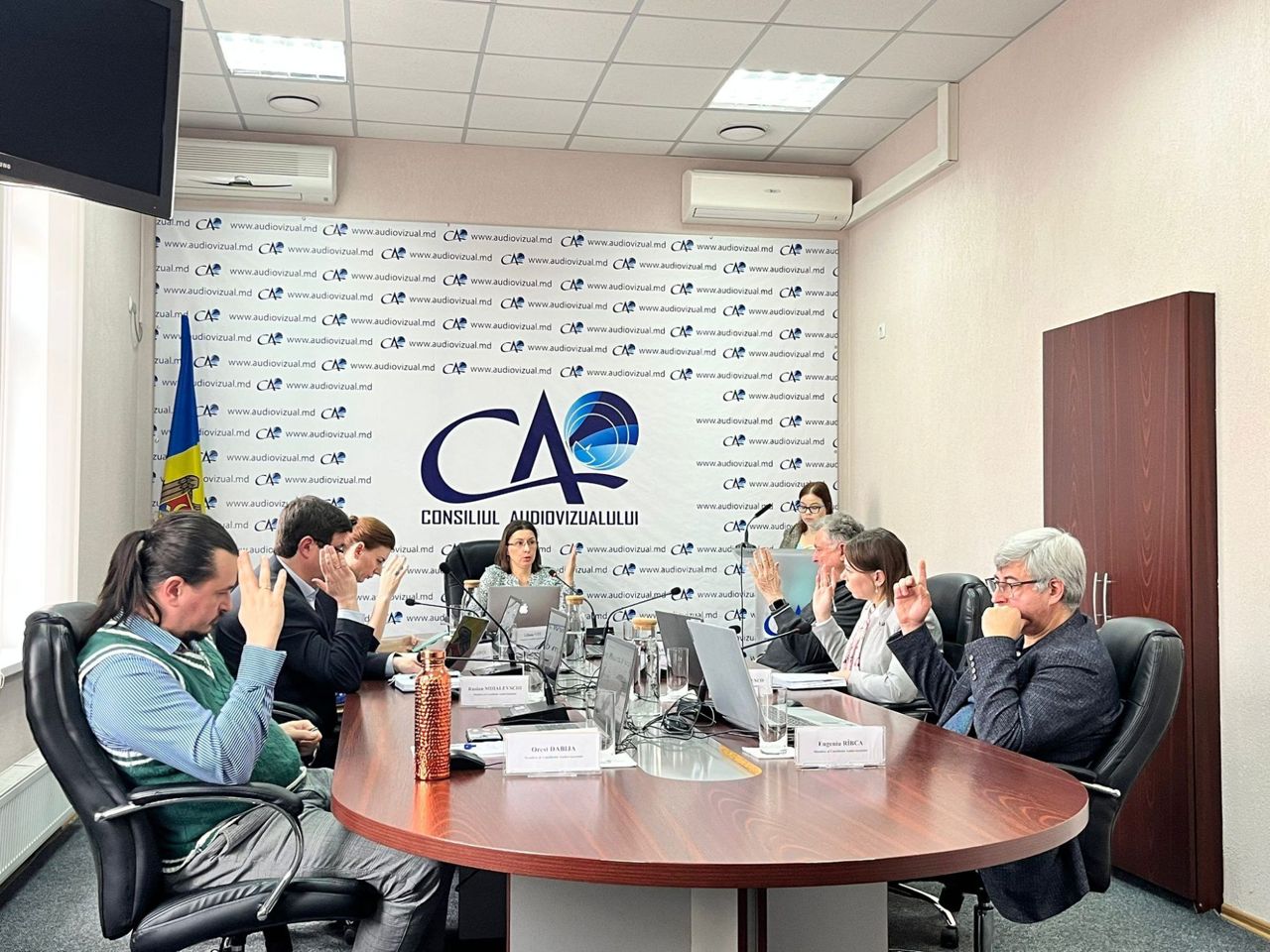 Canalele publice, împinse în plan secund: Consiliul Audiovizualului penalizează doi distribuitori TV