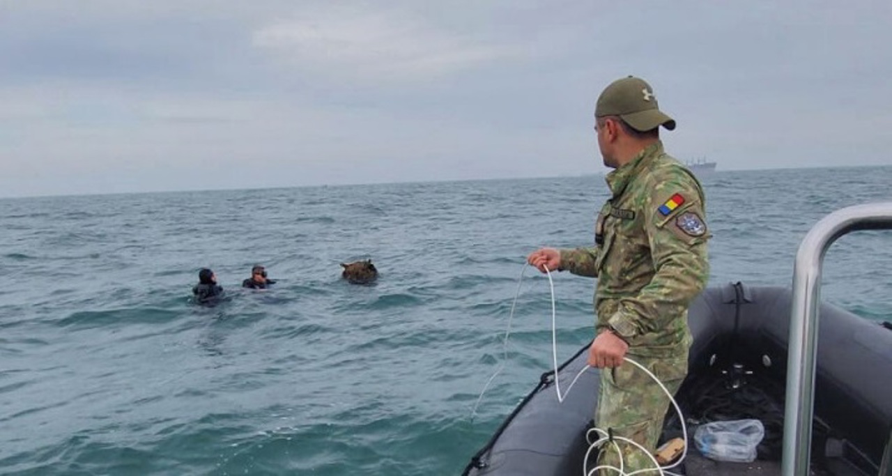 Militarii români au neutralizat o mină aflată în derivă pe Marea Neagră