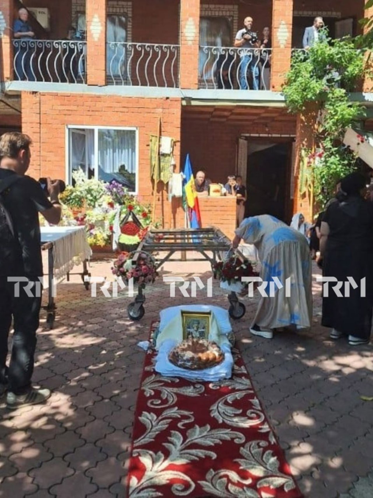 FOTO | Baronul comunității rome, Artur Cerari, este condus pe ultimul drum, la Soroca