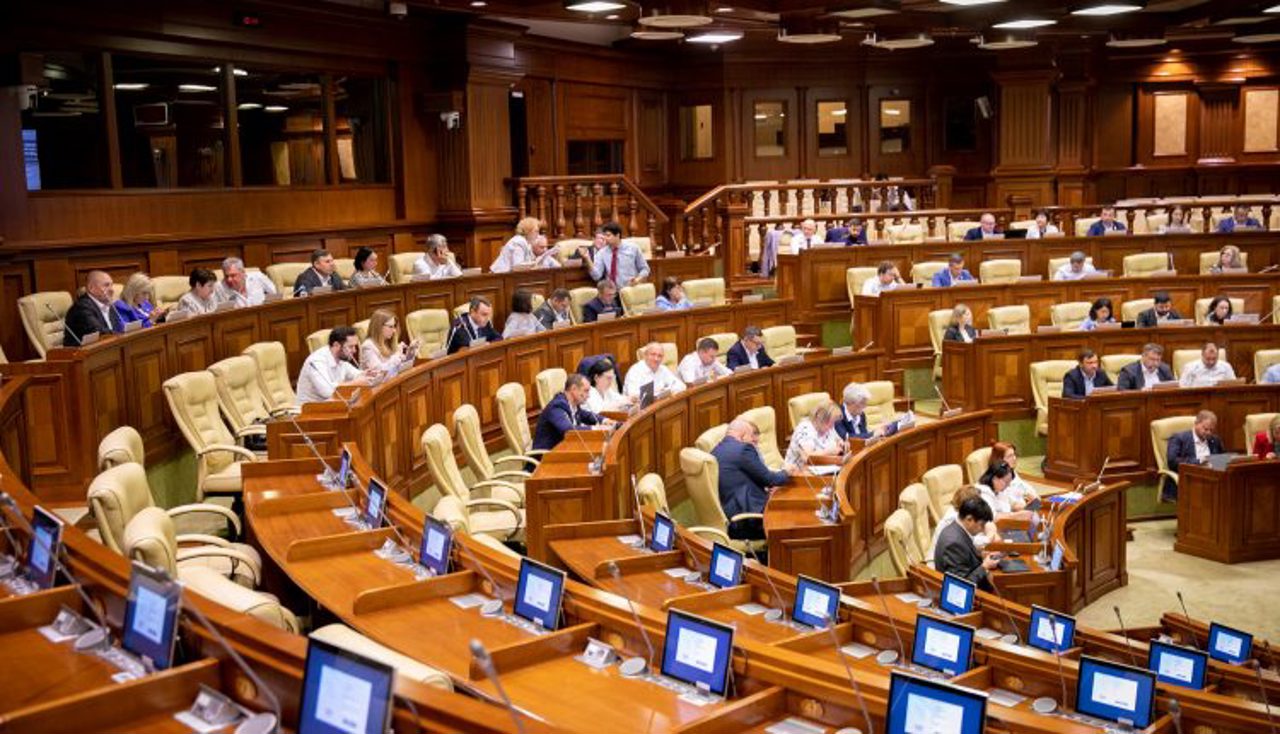 Отсутствие оппозиции, затягивание слушаний и непрозрачность. Нарушения, выявленные Promo-LEX в ходе двух последних пленарных заседаний парламента