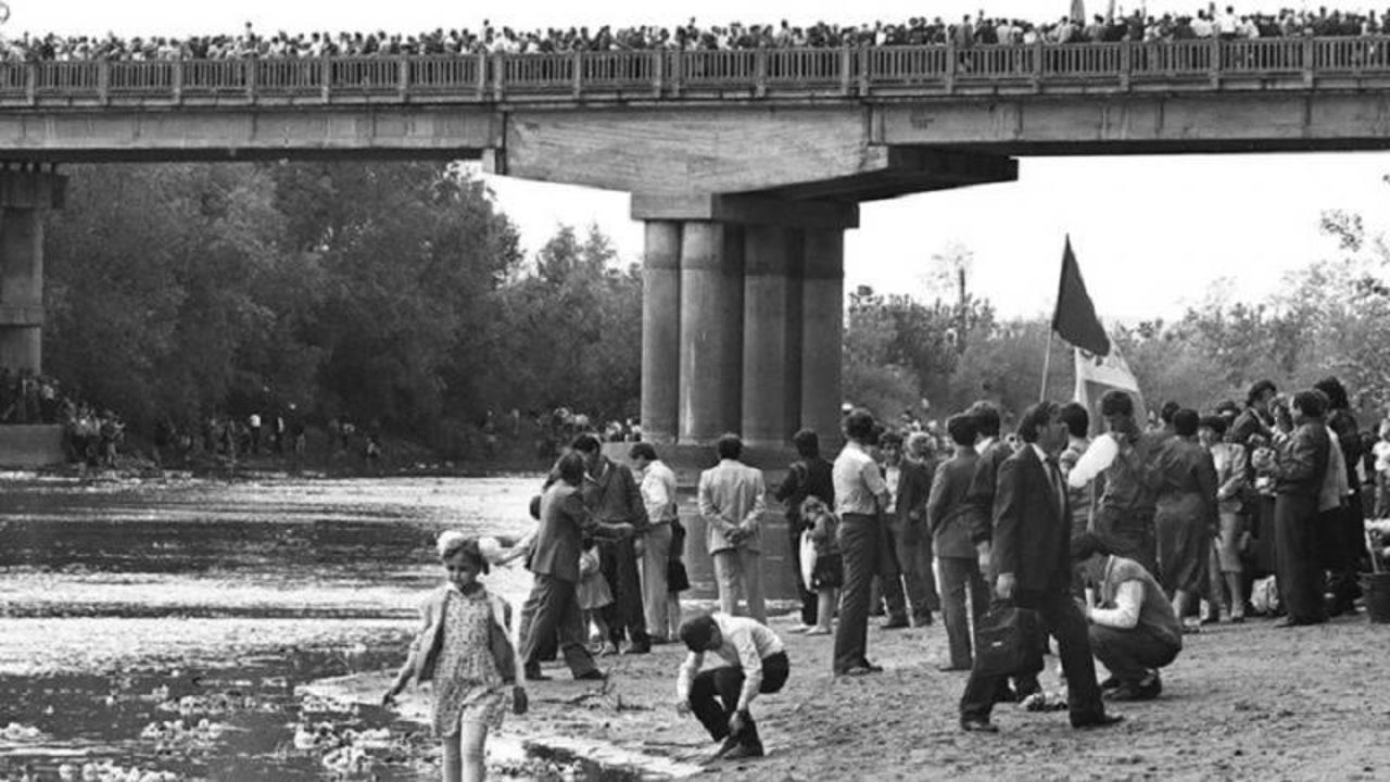 Flowers over the Prut: When Romania defied the Soviet border