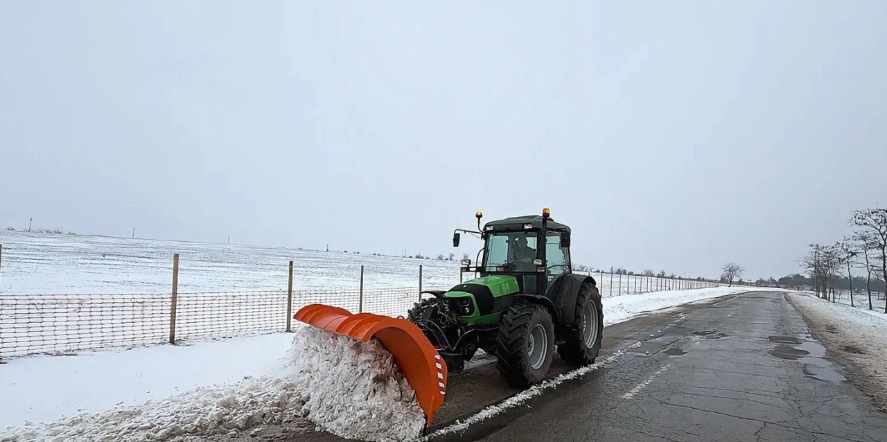 Condițiile de iarnă se mențin pe traseele naționale. Aproape 695 de tone de sare, împrăștiate în ultimele 12 ore