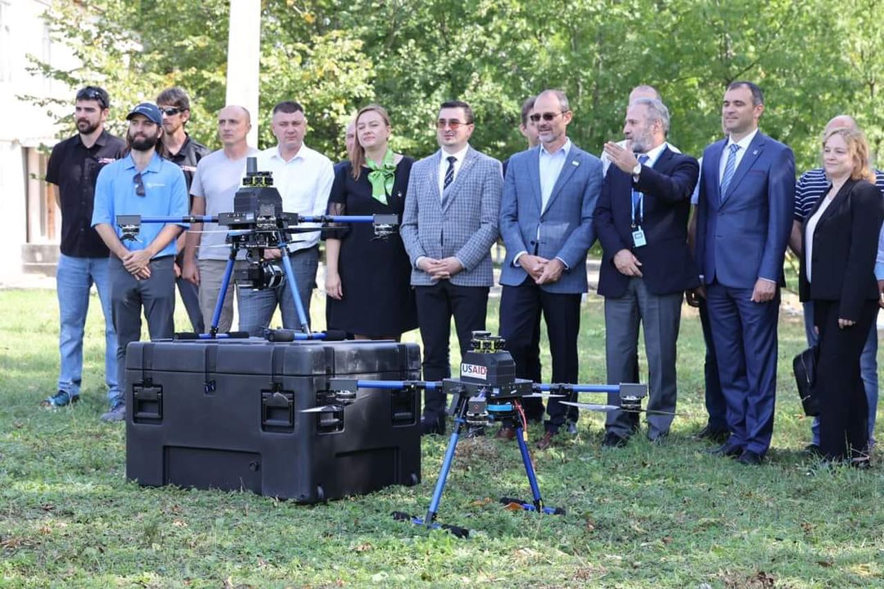 Liniile electrice de înaltă tensiune vor fi monitorizate de zece drone