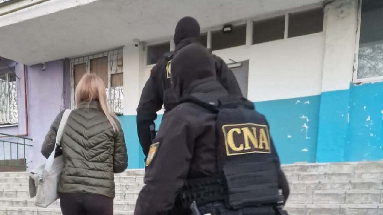 Percheziții într-un dosar de corupție la vamă: O persoană a fost reținută