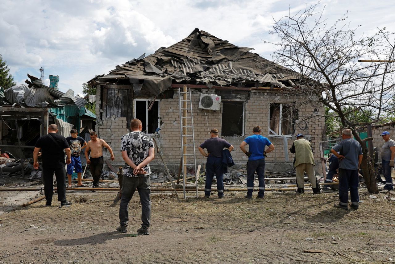 Russian strikes kill civilians in eastern Ukraine