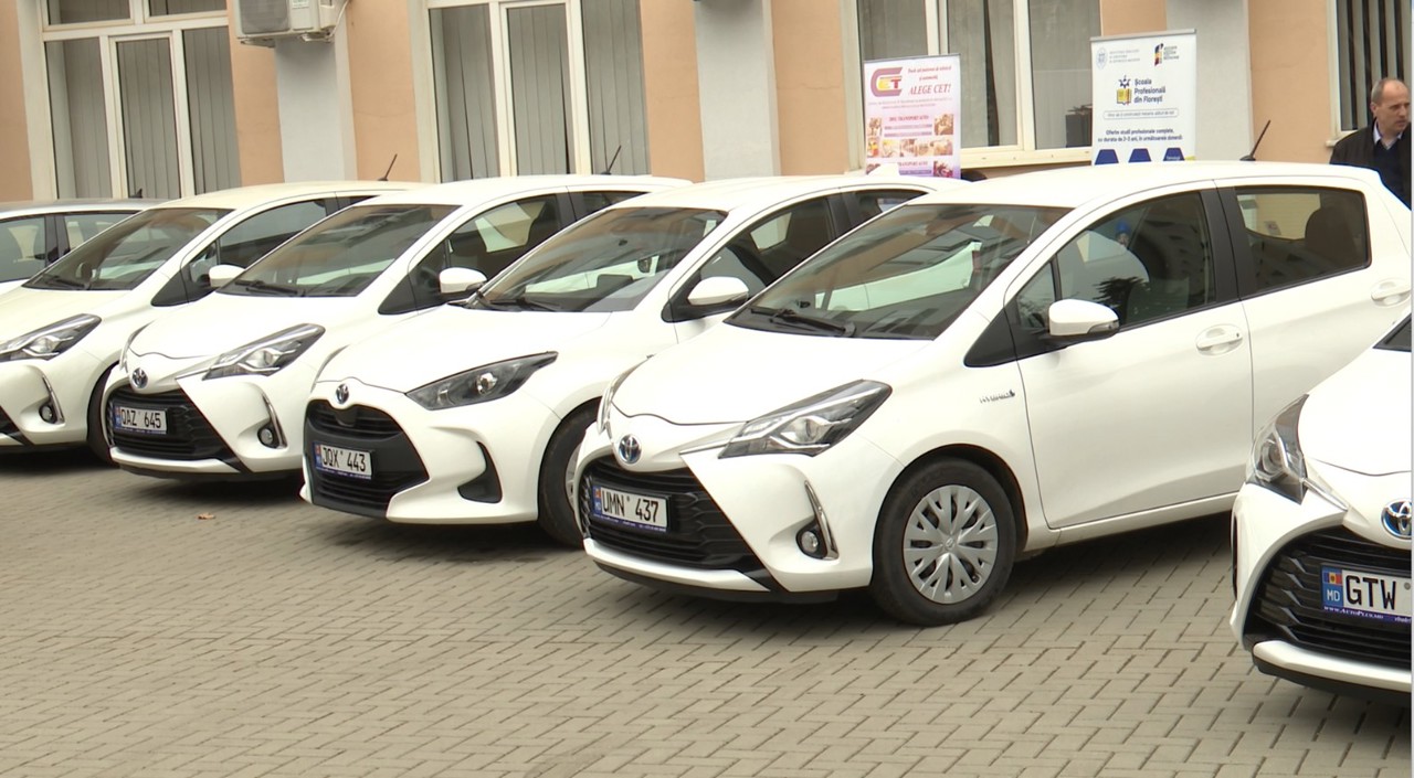 Zece instituții de învățământ profesional tehnic au fost dotate cu automobile și echipamente