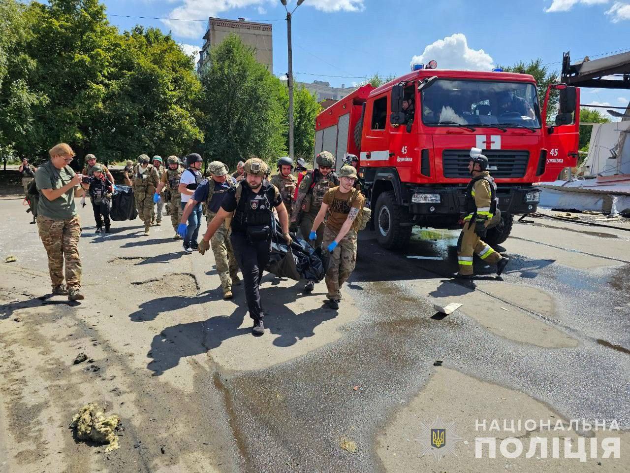 Российские военные атаковали супермаркет и почтовое отделение в Донецкой области. По меньшей мере 11 человек убиты