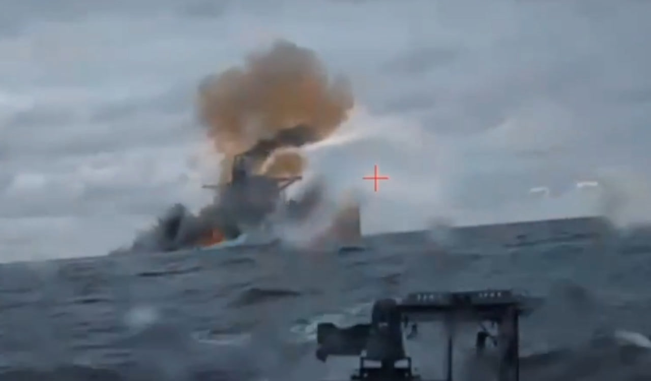 Atac în Marea Neagră: Ucraina distruge un petrolier al „flotei din umbră” a Rusiei