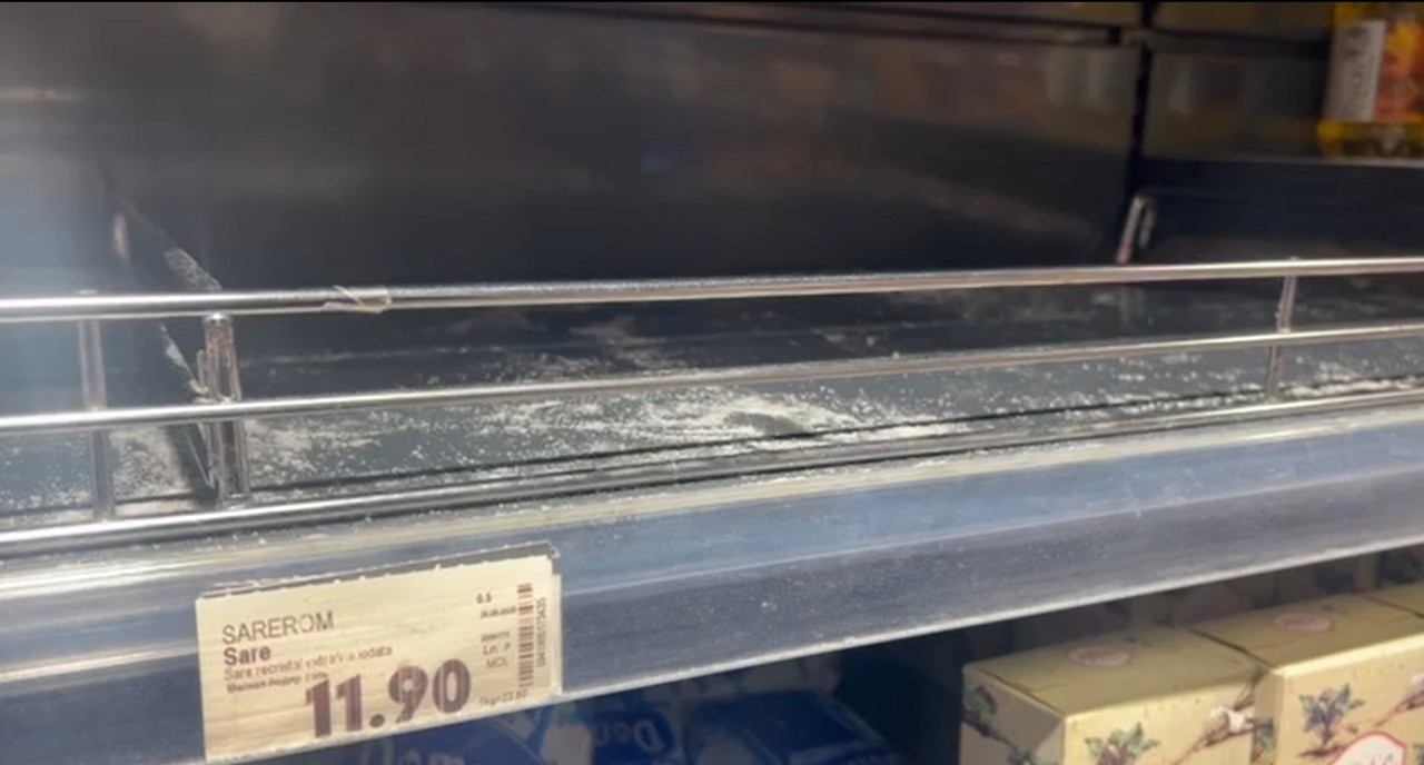 Stocuri de sare, epuizate în magazinele din Chișinău, pe fondul poleiului