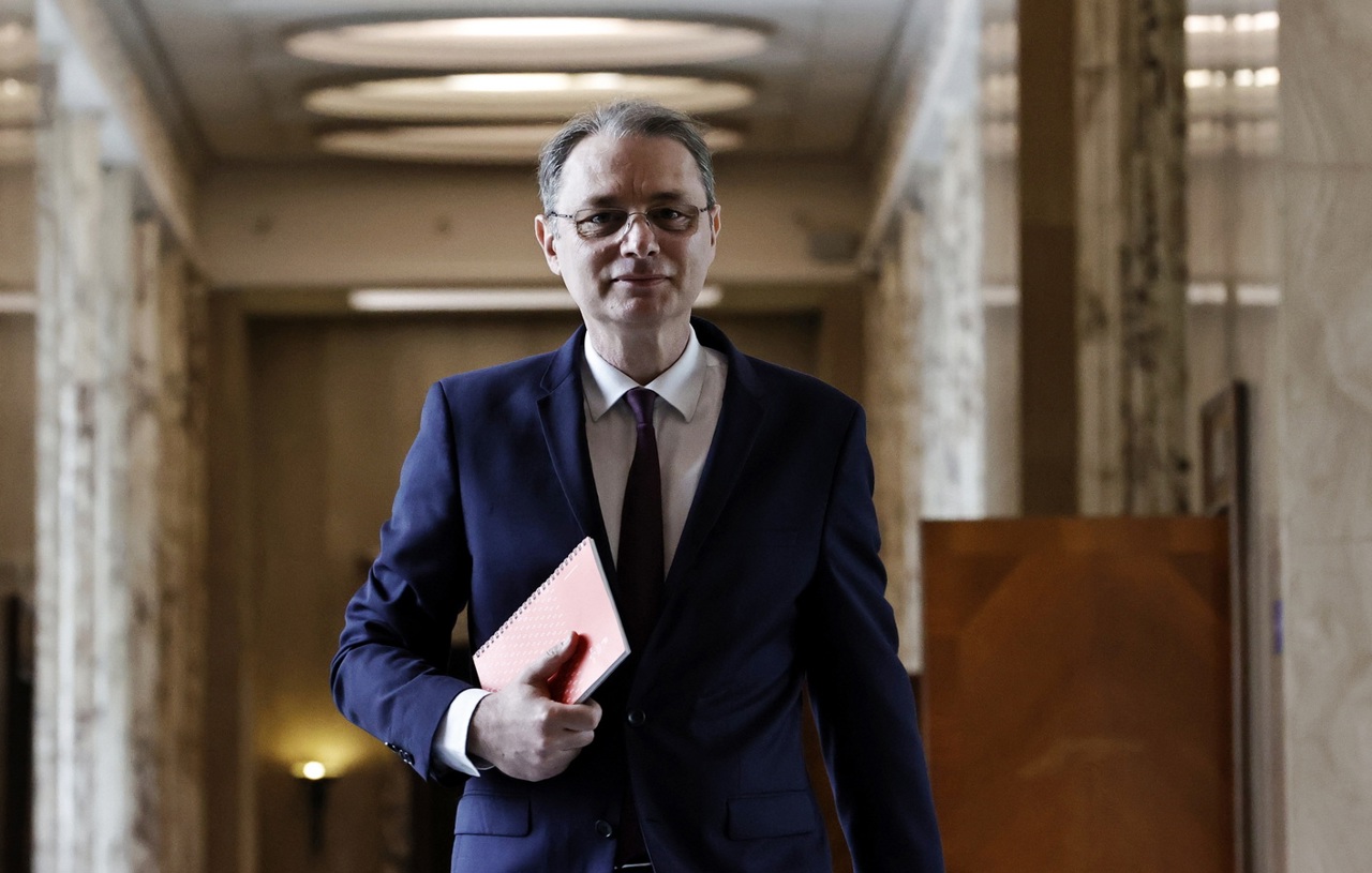 Fost jurnalist, diplomat și coordonator al aderării la OCDE: Cine este Luca Niculescu, noul premier al României