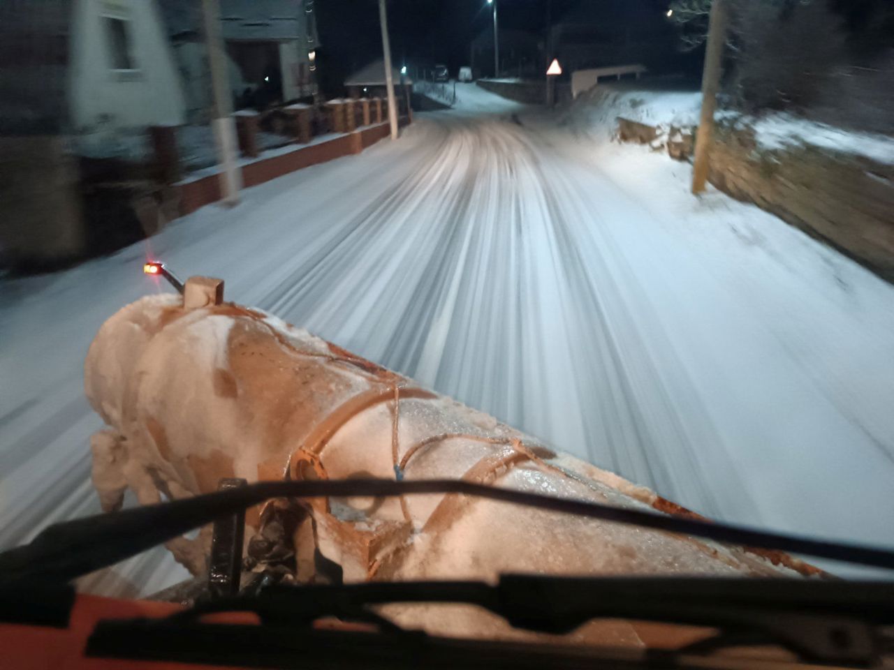 Intervenții continue pe drumurile naționale și în Capitală: autoritățile rămân în alertă pe fondul Codului Galben de polei