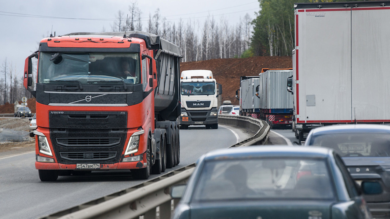 Russia fuel crisis: Drivers queue for miles for petrol after drone attacks